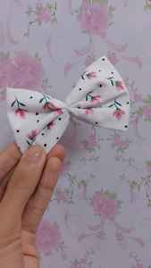 Lazos para el pelo con temática de rosas pintados a mano hechos a medida en telas de algodón o lino ideales para tiendas de accesorios para el cabello - Product Image 2