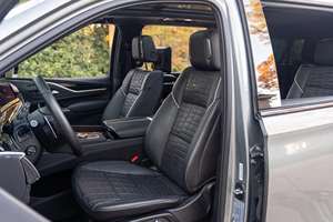 Cadillac Escalade V ESV 2023 bien entretenue offrant une grande capacité de chargement et une capacité de remorquage allant jusqu'à 8 100 lb. - Product Image 5