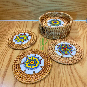 ที่รองแก้วหวายเป็นมิตรกับสิ่งแวดล้อมพร้อมของตกแต่งโต๊ะลายดอกไม้ทำมือจากเวียดนามสำหรับเสื่อและแผ่นรอง - Product Image 1