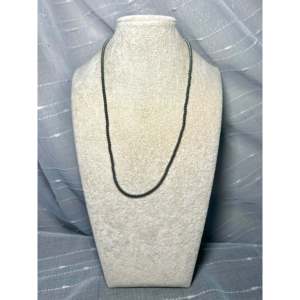 Collar Navajo Hecho a Mano en Plata de Ley con Perlas de Disco de 3mm, Joyería Cultural Coleccionable - Product Image 3