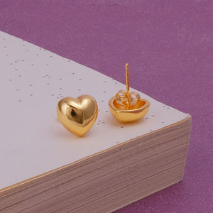 Pendientes de tuerca de corazón hinchado minimalistas chapados en oro, joyería de uso diario romántica de moda, regalo de joyería hipoalergénica - Product Image 3