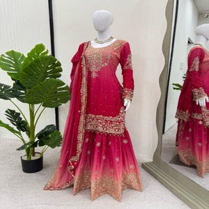 Elegante conjunto de traje de diseñador en Chinon pesado con codificación, secuencia y trabajo de perlas, incluye Sharara y Dupatta con encaje elegante - Product Image 2