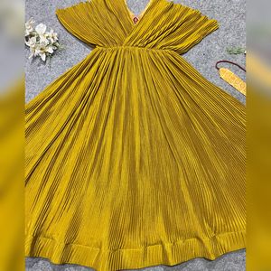 Robe de Mariée de Créateur en Velours Richement Brodée et Perlée, Tenue de Mariage Pakistanaise, Bas Prix Inde, Robe de Soirée Longue de Créateur - Product Image 4