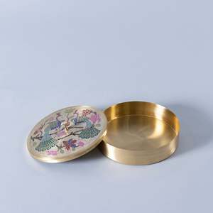 Boîte de rangement décorative ronde en laiton doré faite à la main 8,25x8,25x1,75 pouces 0,9 kg - Product Image 3