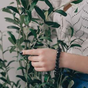 Pulsera de Shungita con 16 cuentas pulidas cúbicas de 0.47 pulgadas (12 mm) en banda elástica, talla 16-17 - Product Image 1