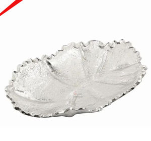 Plato de servicio decorativo de acero inoxidable con acabado plateado de aspecto moderno para restaurante y bar de hotel - Product Image 1