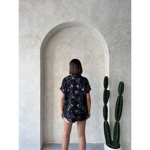 Blusas y Camisas Bordadas con Patrones Negros para Mujer, Disponibles al por Mayor - Product Image 1