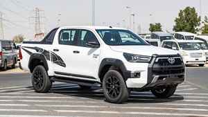 Neuf / Occasion BLANC 2023 TOYOTA HILUX DC MT Caméra arrière 360° Capacité de charge 31-40T Émissions Diesel / Essence Automatique - Product Image 2
