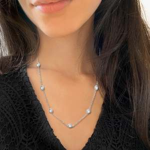Collier en or blanc 14 carats avec diamants sertis en bélière avec des pierres de 0,15 ct - Product Image 1