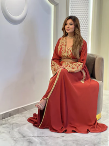 Caftan marocain en soie et mousseline de soie rouge fait à la main de style décontracté avec des caractéristiques antistatiques et respirantes Design brodé - Product Image 4
