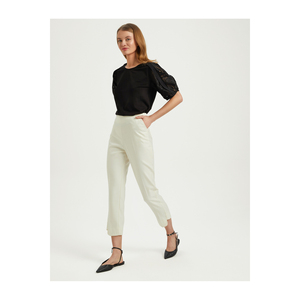 Pantalones Ajustados para Mujer BGN con Detalle Llamativo en la Cintura Trasera - Product Image 3