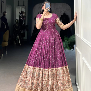 Conjunto de Anarkali Kurta con estampado floral para mujer con pantalones y vestido Kurti de diseñador étnico Dupatta al por mayor en el mercado de la India - Product Image 1