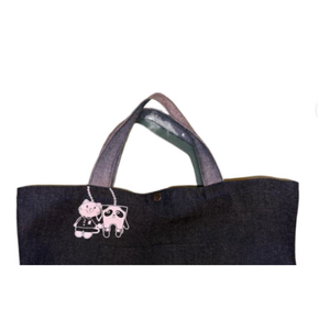 กระเป๋าชายหาดผ้าเดนิมลายเรียบจากบังคลาเทศ พร้อมกระดุมปิดด้านหน้าทันสมัยและหูหิ้วเก๋ไก๋ พิมพ์ลายด้านข้างเดียว - Product Image 2