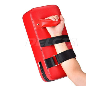 Pads thaïlandais MMA en matériau durable, couleur rouge, pour la boxe et l'entraînement. - Product Image 5