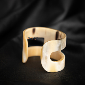 "Best Seller Premium Bracelet en corne de buffle en forme de C laqué noir, gravé avec la lettre H, fabriqué à la main au Vietnam - Product Image 4