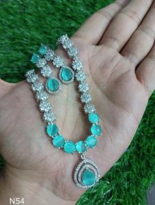 Collar con tachuelas de diamantes americanos de estilo indio de moda y elegante con pendientes Conjunto de joyas Conjunto colgante para mujeres y niñas - Product Image 3