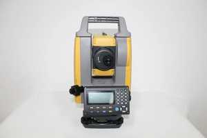 Estación Total Láser GM52 con Compensador de Doble Eje, Precisión de 2'', IP65, Aumento de 30x para Minería y Túneles, Fabricada en EE. UU. - Product Image 2