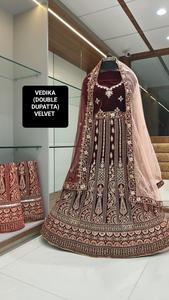 Collection unique de créateur de luxe Lehenga Choli Ensemble de mariée magnifiquement embelli avec velours Dupatta Lehenga - Product Image 2