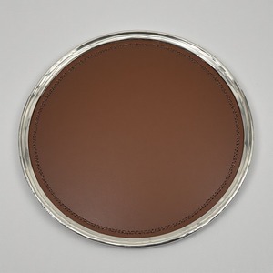 Plateau en cuir riche avec coutures décoratives et cadre robuste offrant une utilisation pratique avec une touche d'élégance intemporelle - Product Image 4