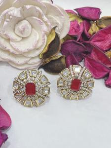 Hermosos pendientes de tuerca con acabado dorado de la mejor calidad, con piedras cuadradas Kundan y diseño floral, para mujeres y niñas, para un look de noche, colección para fiestas. - Product Image 2