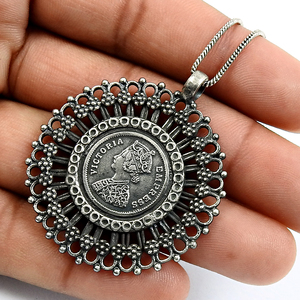 Victoria Empress Pendentif à breloque en argent sterling oxydé 925 Look vintage Artisan Bijoux artisanaux Prix de gros Fournisseurs - Product Image 3