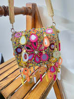 Pochette de soirée bohème brodée de perles et de diamants, avec pompon et bouton, style ethnique indien, faite à la main pour femme