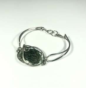 Pulsera de mujer hecha a mano de Plata de Ley 925 con piedra preciosa curativa verde que cambia de color de moldavita natural - Product Image 1