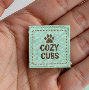 ป้ายผ้าซาตินสีแดงเข้มแบบพรีเมียมปรับแต่งได้ตามต้องการราคาประหยัดส่งตรงจากโรงงานสำหรับแบรนด์เสื้อผ้า - Product Image 2