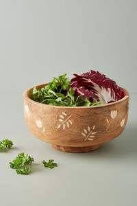 Bols de service en bois naturel sculptés à la main pour présenter des salades de fruits frais et noix et autres recettes délicieuses - Product Image 5