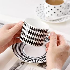 Juego de Taza y Platillo de Porcelana Estilo Hepburn Blanco y Negro, con Asa, Capacidad de 200 ml, Incluye Cuchara, Apto para Lavavajillas y Microondas - Product Image 5