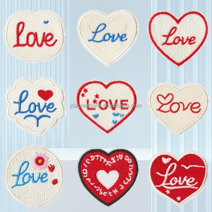 Parche Bordado Termoadhesivo con Forma de Corazón Romántico para Chaquetas y Bolsos - Product Image 1