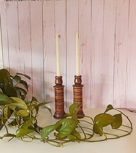 Bougeoirs empilés en bois Vintage avec anneaux en laiton, ensemble de deux - Product Image 3