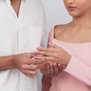 Romántico Silver Power Pareja Bandas Patrón geométrico Ajuste invisible Oro amarillo y blanco con chapado en rodio - Product Image 5