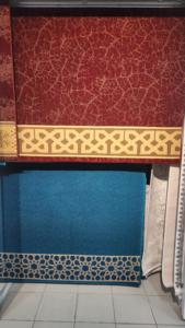 Tapis Adiva tissé à la machine, motif floral moderne, à poils longs, avec envers en jute, fabriqué à Gaziantep, pour salon, en polyester - Product Image 3