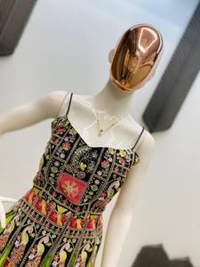 Elegante conjunto de sharara de seda tibby con blusa acolchada bordada, chal estampado y sharara cosido para mujer - Product Image 4