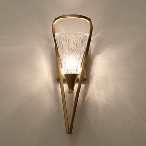 El metal y el cristal proporcionan una base sólida para diseños de iluminación elegantes, los apliques crean entornos atractivos. - Product Image 6