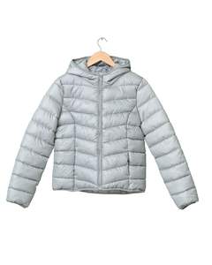 Chaqueta acolchada con capucha gris ligera para hombre con cierre de cremallera frontal abrigo de invierno acolchado cálido para exteriores y uso diario - Product Image 1