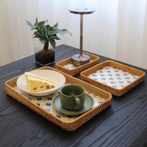 Bandeja de Ratán con Incrustaciones de Madreperla, Bandeja de Servir de Ratán con Base de Madera, Cesta Decorativa de Mimbre para Decoración de Mesa y Almacenamiento - Product Image 2