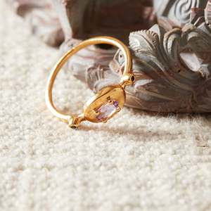 Anillo Chapado en Oro para Boda, Fiesta, Estilo Vintage Único, Anillo de Plata de Ley 925 para Mujer con Amatista Púrpura Natural Facetada y Engaste de Garras - Product Image 3