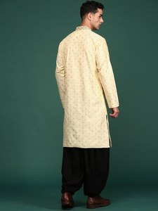 Alta demanda Diseño de yugo geométrico Cuello mandarín Chanderi Seda Kurta Más vendido Ropa de moda de alta calidad para hombres - Product Image 2