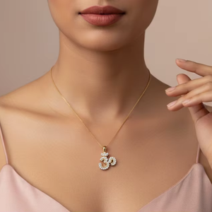 Medallón Om con Detalles de Diamantes, Colgante para Bodas, Fiestas, Aniversarios, Regalos y Celebraciones - Product Image 5