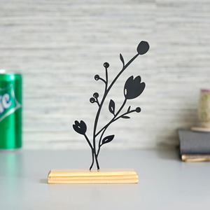 Figurine de fleur en métal noir accrocheur sur base en bois objet de table moderne ajoute un style artistique vibrant - Product Image 2