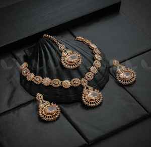 Parure de bijoux de mariage Kundan plaquée or, inspirée, avec émeraudes vertes et saphirs bleus, avec boucles d'oreilles, bijoux de mariage indiens et pakistanais - Product Image 4