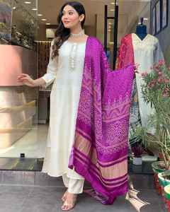 Nouveau Designer Pur Coton Alia coupé avec broderie Sikvans travail Kurti avec bas avec fantaisie Duppata Prêt à l'emploi Kurtis Set - Product Image 3