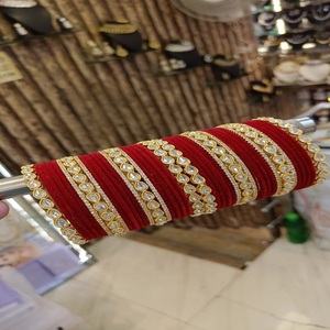 Ensemble de bracelets Kundan de haute qualité pour femmes avec finition au toucher velours Bracelets de mariée ethniques indiens traditionnels pour une occasion spéciale - Product Image 2