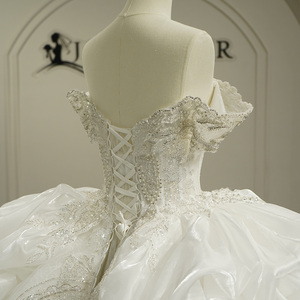Robe de mariée de bal exclusive GT26056 moderne, style princesse, avec volants, taille empire, traîne chapelle, dentelle et fleurs pour femme - Product Image 6
