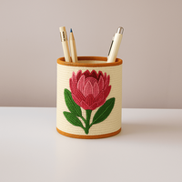 Porte-stylo brodé de fleurs de bougainvillier au design unique et moderne, orné de perles et d'accents rose-magenta et jaunes