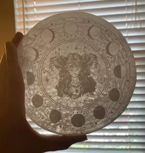 Placa de carga de cristal de selenita grabada Triple diosa al por mayor herramienta esencial para practicante de Reiki decoración del hogar - Product Image 3