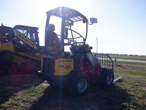 2024 ML12T รถตักล้อยางขนาดเล็ก Kubota เครื่องยนต์ Eaton กระบอกไฮดรอลิก500กก. 1ปีรถตักเกียร์มอเตอร์เกียร์ปั๊มแบริ่ง - Product Image 5