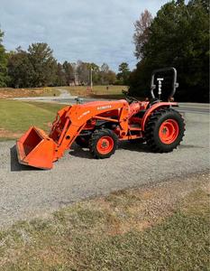 Tracteur compact Kubota LA754 avec chargeur frontal 4x4, tracteur utilitaire agricole - Product Image 1